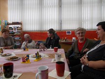 Panie dyskutują przy stole