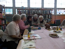 Panie pokazują techniki robienia na drutach