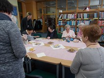 Panie siedzą przy stole i rozmawiają