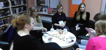 Grupa Młodzieżowego Dyskusyjnego Klubu Książki podczas spotkania w Filii nr 3