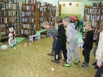 Zajęcia sportowe, kto trafi w bałwanka