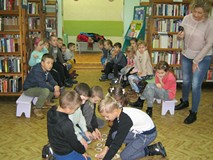 Uczniowie z kl. II G  poznają miesiące