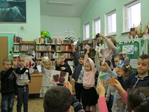 Dzieci  z kl. II G dobierają pary do baśni