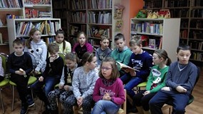 Uczniowie czytają wiersze Jana Brzechwy