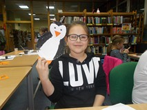 Dziewczynka trzyma w ręku gotowego pingwina