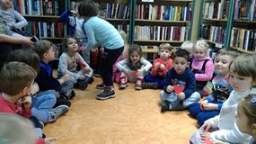 Dzieci otrzymały od Gerdy, w podziękowaniu za pomoc i uratowanie Kaja - czerwone serduszko