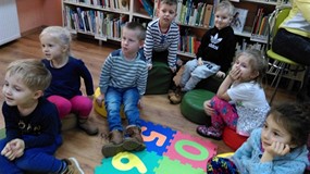 Dzieci pilnie słuchają bajki