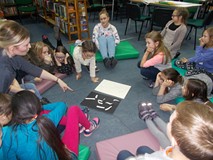 dzieci siedza na ziemi i dyskutują