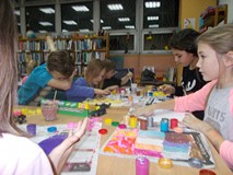 dzieci wykonuiją prace plastyczne farbami