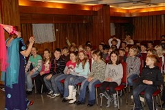 Wioletta Piasecka w bibliotece