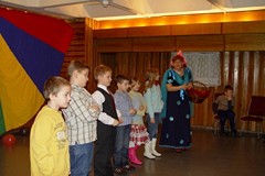 Wioletta Piasecka w bibliotece