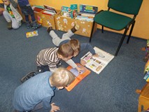 Dzieci oglądają książki