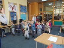 Dzieci tańczą skierowane w stronę bibliotekarki