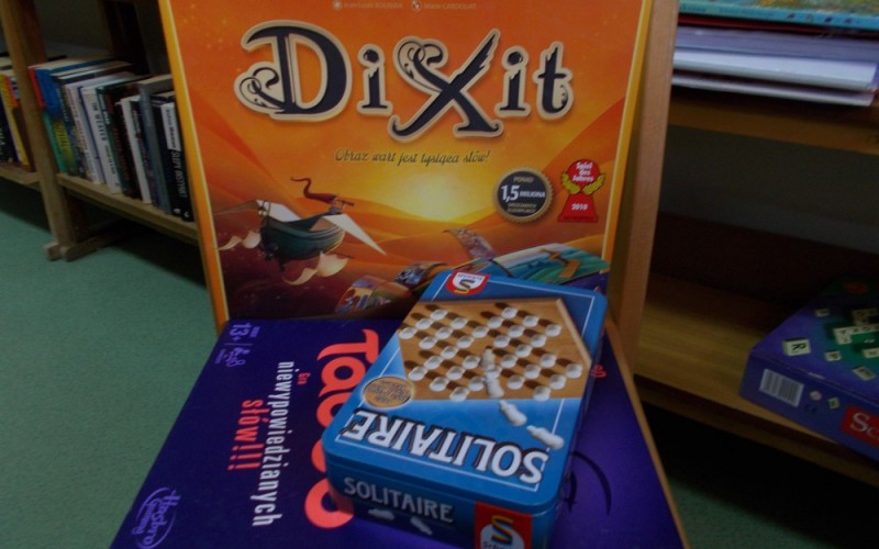 Na zdjęciu znajdują się trzy gry planszowe : Dixit,Solitare, Taboo.
