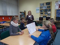 Drużyna odczytuje swoje wyniki, a bibliotekarka liczy odpowiedzi