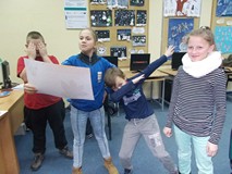 Dzieci pozują do zdjęcia ze swoją pracą