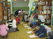 dzieci rozwiązują test ortograficzny