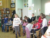 dzieci piszą dyktando ze słuchu