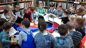 Przedszkolaki zapoznają się z książkami