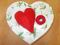 Serce z filcu z igłą i nitką