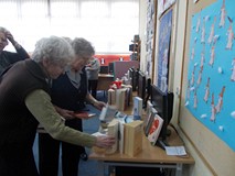 Panie oglądają książki o miłości przygotowane przez bibliotekarkę