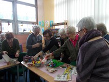 Panie oglądają prace przyniesione przez innych