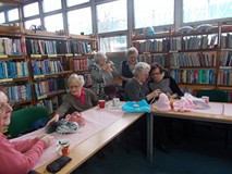 Panie rozmawiają ze sobą i pokazują swoje rękodzieła