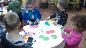 Dzieci wykonują swoje motyle