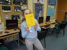 dziewczynka pozuje z kartką walentynkową dla pań bibliotekarek