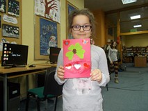 dziewczyna pozuje z kartką walentynkową dla rodziców