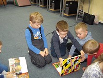 Dzieci oglądają wspólnie książkę