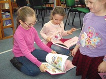 Dziewczynki oglądają wspólnie książki