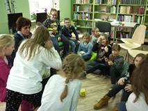 Uczestnicy zajęć podczas zabaw integracyjnych