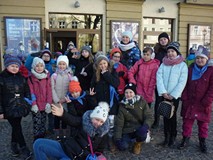 Cała grupa przed teatrem