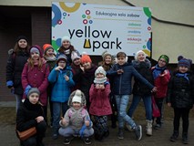 Jesteśmy całą grupą przed salą zabaw