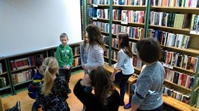 Dzieci się bawią w bibliotece