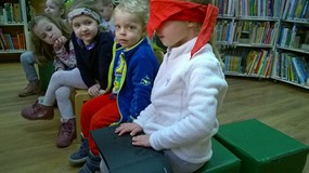 Czytanie poprzez dotyk obrazków z „Czarnej książki kolorów”