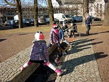 W drodze do teatru - mała gimnastyka e słońcu