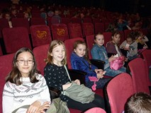 W teatrze - w oczekiwaniu na spektakl