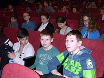 W teatrze - w oczekiwaniu na spektakl