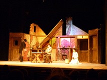 W teatrze - jedna ze scen sztuki KARCZMA DIABŁA