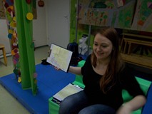 Zagadka „Co kryje się pod kartkami”. Prowadząca turniej odrywa przyklejone do obrazu kartki z numera