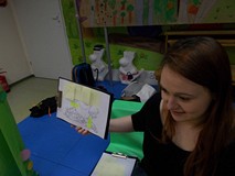 Na obrazie jest coraz mniej kartek i spod nich wyłania się rysunek. Kto pierwszy zgadnie dostaje nag