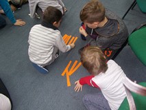 Dzieci w drużynie i szeregują cechy dobrego detektywa