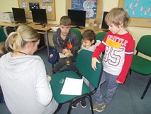 Dzieci z bibliotekarką ustalają odpowiedzi