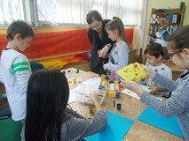 Bibliotekarka pomaga odcisnąć palec dziewczynce