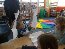 Chłopiec trzyma w ręku gotową pracę