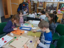 Dzieci tworzą pracę z odcisków palców