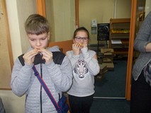 Chłopiec i dziewczynka jedzą cytrynę