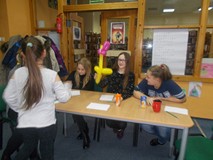 Dziewczynka wręcza balona jurorom